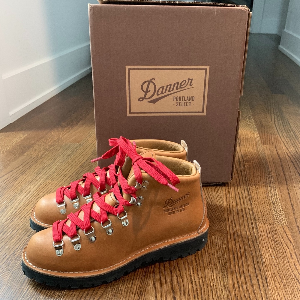 NWT Danner Mountain Light Cascade Hiking Boots